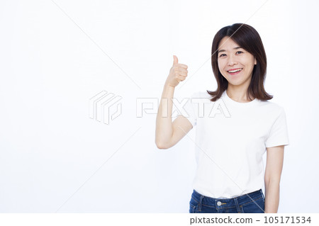 一位三十多歲的微笑女士在白色背景前豎起大拇指 105171534