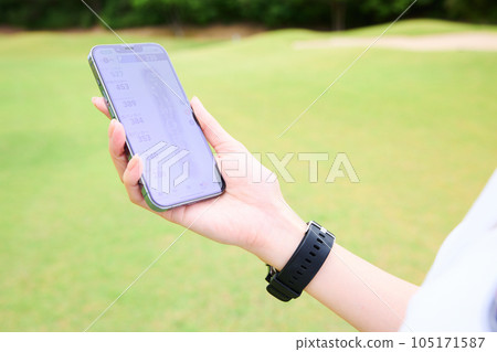 婦女的手與智能手機 婦女的手與智能手機 105171587