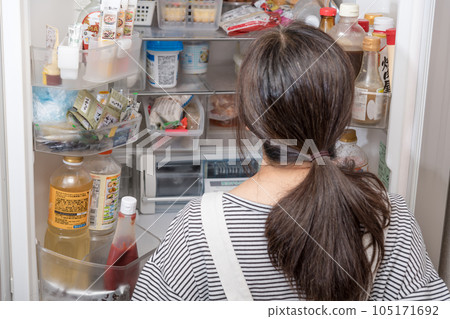 [Housewife looking for a refrigerator] 105171692