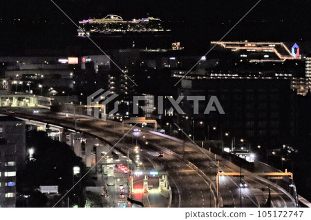 "MSC Bellissima" advancing off the coast of the Metropolitan Expressway 105172747