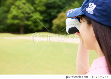 Women playing golf 105173264