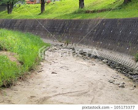 Scenery of Minase River with dried up water 105173377