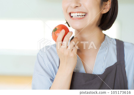拿著西紅柿的女人照片 拿著西紅柿的女人照片 105173616