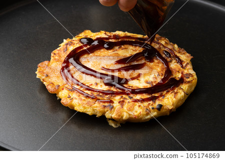 Okonomiyaki cooking 105174869
