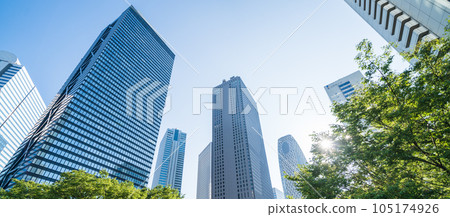《東京》新宿的風景仰望藍天和摩天大樓 《東京》新宿的風景仰望藍天和摩天大樓 105174926