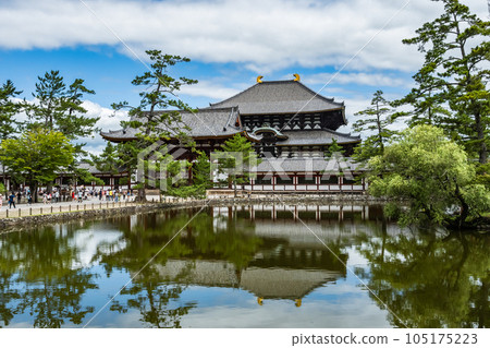 Todaiji Temple of Great Buddha and a mirror pond 105175223