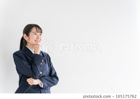 微笑的高中生，初中生，高中女生（制服，校服）在學校教室裡思考 105175762