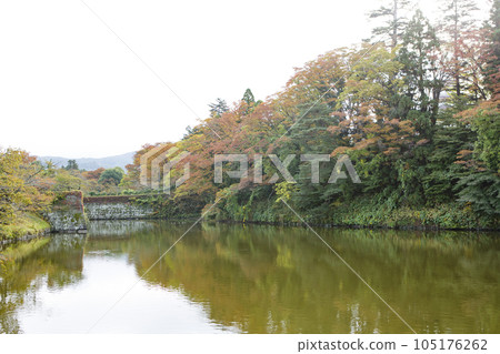 Aizuwakamatsu castle moat, autumn Aizuwakamatsu castle moat, autumn 105176262