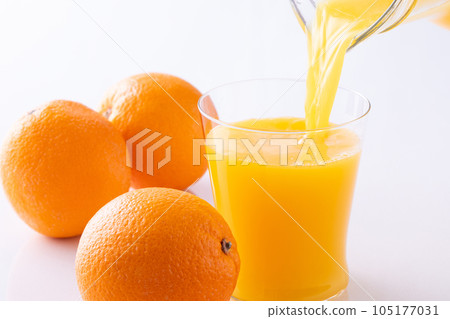 Pour orange juice 105177031