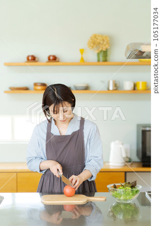 女人切菜的照片 女人切菜的照片 105177034