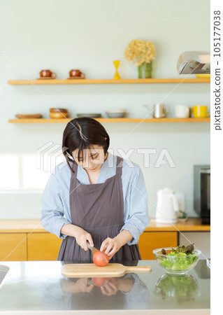 女人切菜的照片 105177038