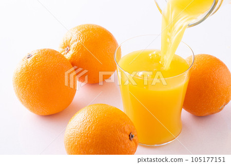Pour orange juice 105177151