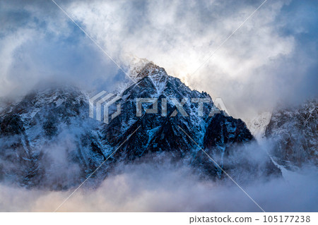 北阿爾卑斯山從雲端升起 北阿爾卑斯山從雲端升起 105177238