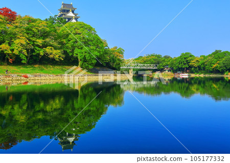 [岡山縣]岡山城倒映在河面上（令和大修後） 105177332