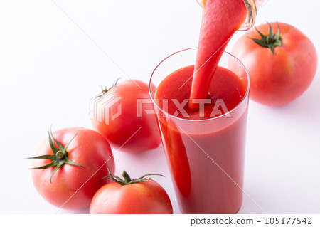 Pour tomato juice 105177542