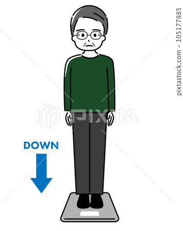 一位上了體重秤並擔心減肥的老人 105177885