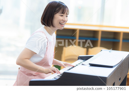 幼兒園老師彈鋼琴 105177901