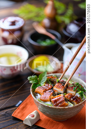 體力十足 鰻魚茶泡飯 (Ochazuke) 鰻魚茶泡飯 三葉鰻魚料理 105178083