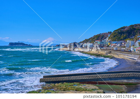 從鎌倉市稻村崎眺望相模灣、富士山和江之島的白浪 105178194