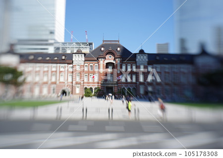 閃耀在藍天之下的東京站丸之內口的風景 105178308