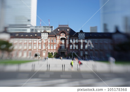 閃耀在藍天之下的東京站丸之內口的風景 閃耀在藍天之下的東京站丸之內口的風景 105178368