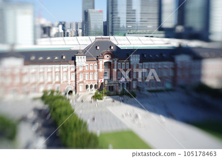 閃耀在藍天之下的東京站丸之內口的風景 閃耀在藍天之下的東京站丸之內口的風景 105178463