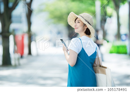 一個女人在城裡購物 一個女人享受購物 一個女人在城裡購物 一個女人享受購物 105178491