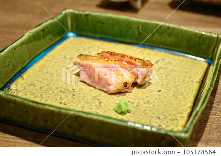 Picture of grilled thigh meat at a high-end yakitori restaurant Picture of grilled thigh meat at a high-end yakitori restaurant 105178564