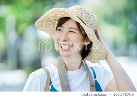 一個女人在城裡購物 一個女人享受購物 一個女人在城裡購物 一個女人享受購物 105178709