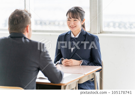 A teacher and a smiling Asian high school student who conducts career counseling, two-way interviews, and interview practice at school about the school of choice 105178741