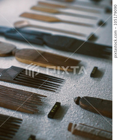 Pictures of exhibited folk crafts (combs) 105179090