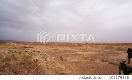 沙漠中一條地下水溝的遺跡，其中的水井與地下相連（坎兒井）[摩洛哥] 105179126