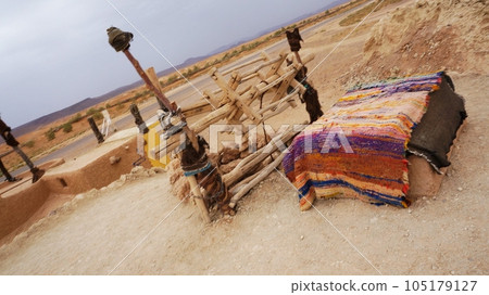 地下水溝（Qanat）井[摩洛哥] 105179127