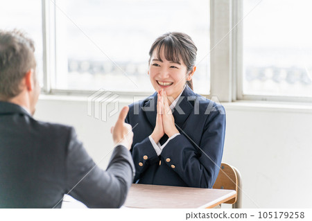 High school girl who is an examinee who is praised by her teacher for passing the exam / exam / improving her grades (two-way interview / career guidance) 105179258