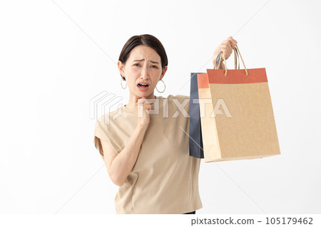 擔心購物太多的女人 擔心購物太多的女人 105179462