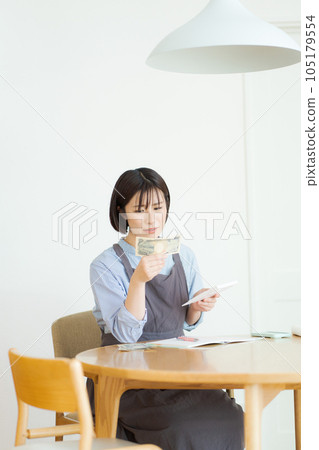 A woman holding a household account book A woman holding a household account book 105179554