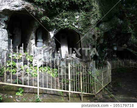 Sengohyaku Rakan (near the grave of Jingoro Ohno) at Nihon-ji Temple on Mount Nokogiri in Chiba Prefecture 105179718