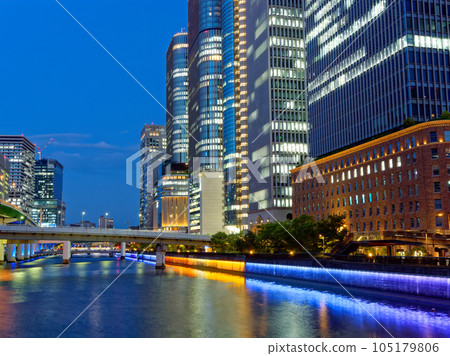 Nakanoshima, Osaka at dusk Skyscrapers and Dojima River seen from Tamino Bridge 105179806