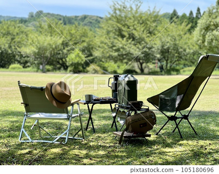 chairing date in the shade 105180696