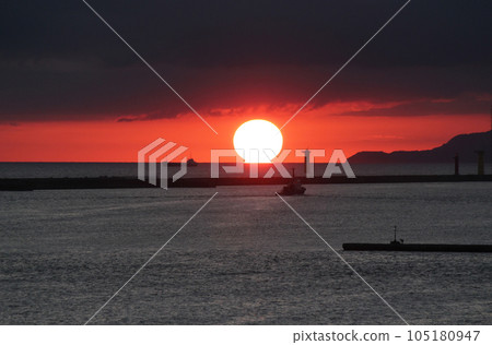 男鹿半島哥斯拉岩海岸的日本海夕陽西下 105180947