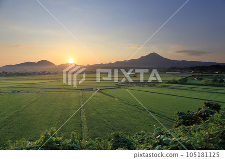 鳥取縣的豐輝大山和日出,田園風光盡收眼底 鳥取縣的豐輝大山和日出,田園風光盡收眼底 105181125