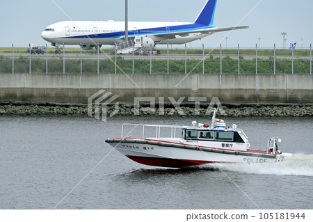 警視廳東京灣岸警察署的巡邏艇在羽田附近海域巡邏。 105181944