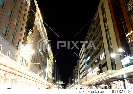 On the night of the Gion Festival Yoiyama, the scenery of the pedestrian zone in front of Daimaru Department Store on Shijo-dori Shines in Nakagyo-ku, Kyoto. 105182700