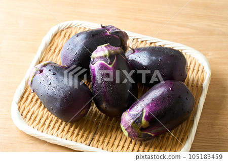 Mizunasu eggplant served in a strainer (produced in Wakayama Prefecture) 105183459
