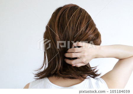 一個女人撫摸她的頭髮的背影 105184039
