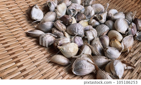 fresh garlic 105186253