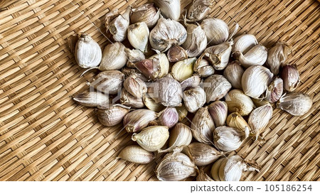 put garlic in a colander 105186254