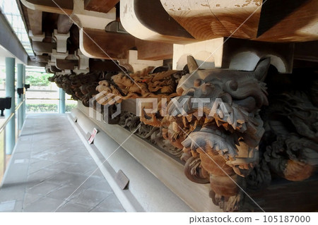 地板下似乎支持釋迦堂的龍雕塑 [柴又帝釋天/大教寺] 東京都葛飾區 105187000