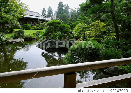 The large reception hall seen over the pond of Suikeien [Shibamata Taishakuten/Daikyouji Temple] Katsushika Ward, Tokyo 105187003