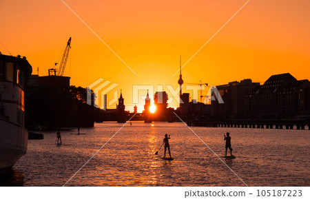 Summer evening in Berlin Kreuzberg with sunset and skyline above Oberbaum Bridge 105187223